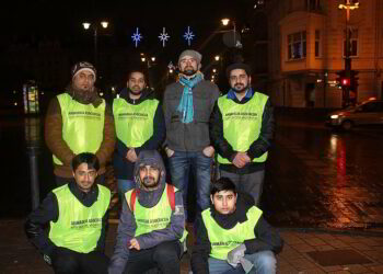 На фото: волонтеры и Андрюс Климас, координировавший уборку Соборной площади