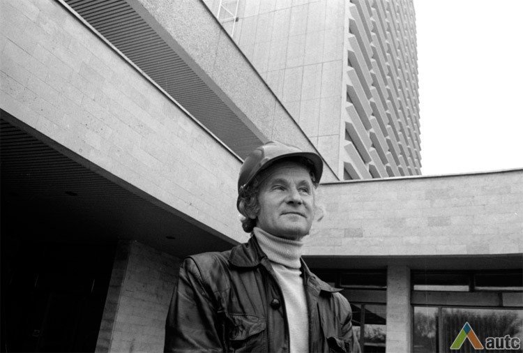 Архитектор А. Насвитис возле построенной гостиницы. Фото Я. Юкнявичюса, 1983 г., Отдел фотодокументов LCVA.