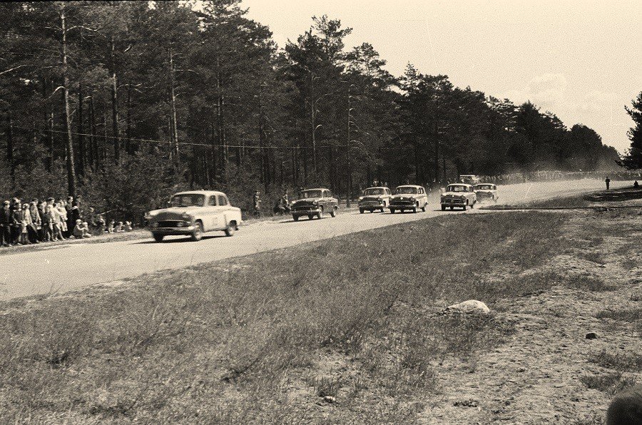 1964 metais pirmi į „Valakampių žiedo“ trasą varžytis išvažiavo „Moskičiai“. M. Nėniškio rinkinys. FotografasA. Nėniškis.