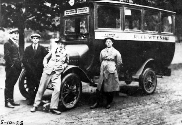 Vilnius 1936-1937 m. Vairuotojai ir konduktoriai prie autobuso „Saurer“