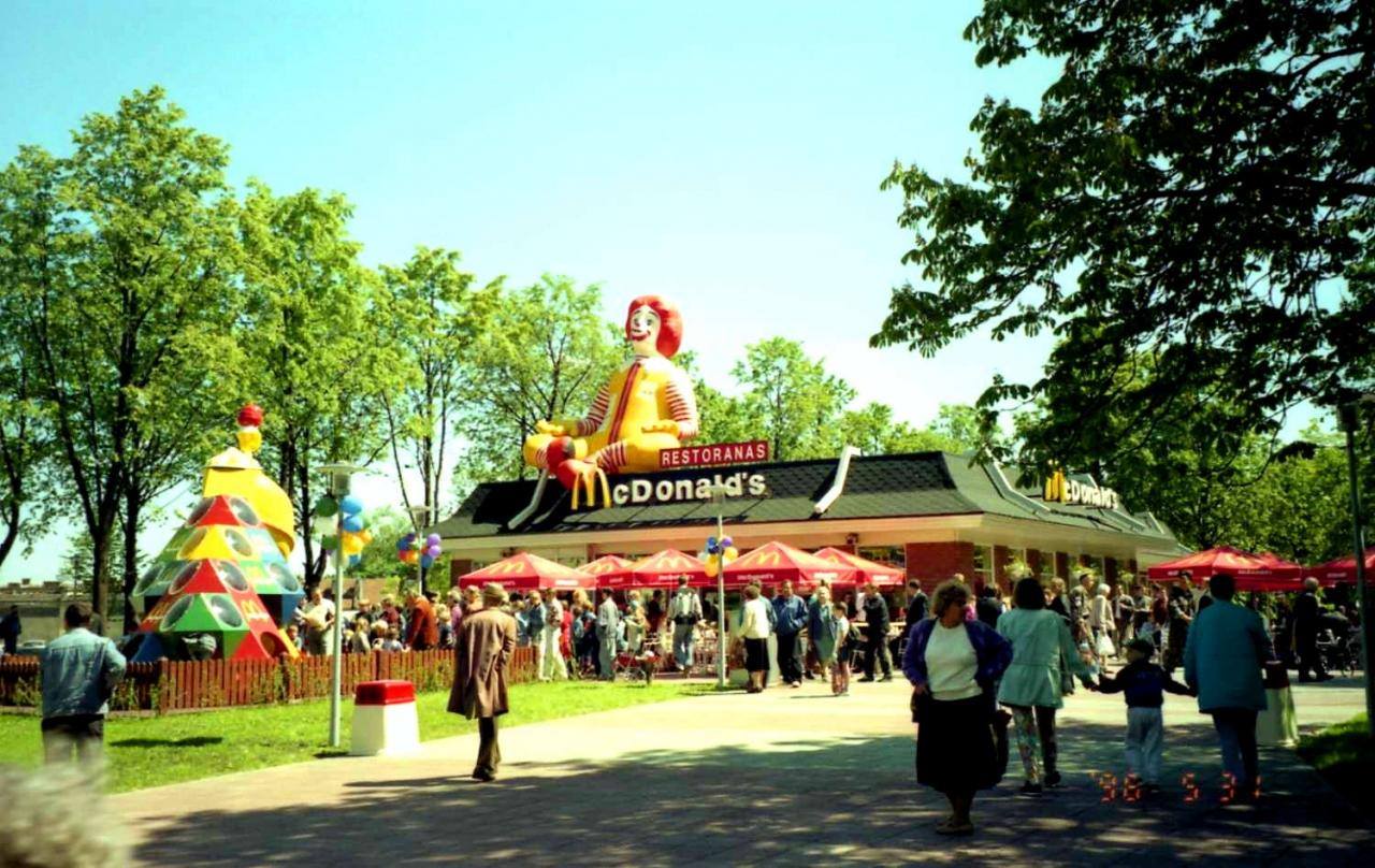 McDonald‘s pre stoties. 1996 m. Gegužės 31 d. (Nuotr.: Vilnius Vibes)