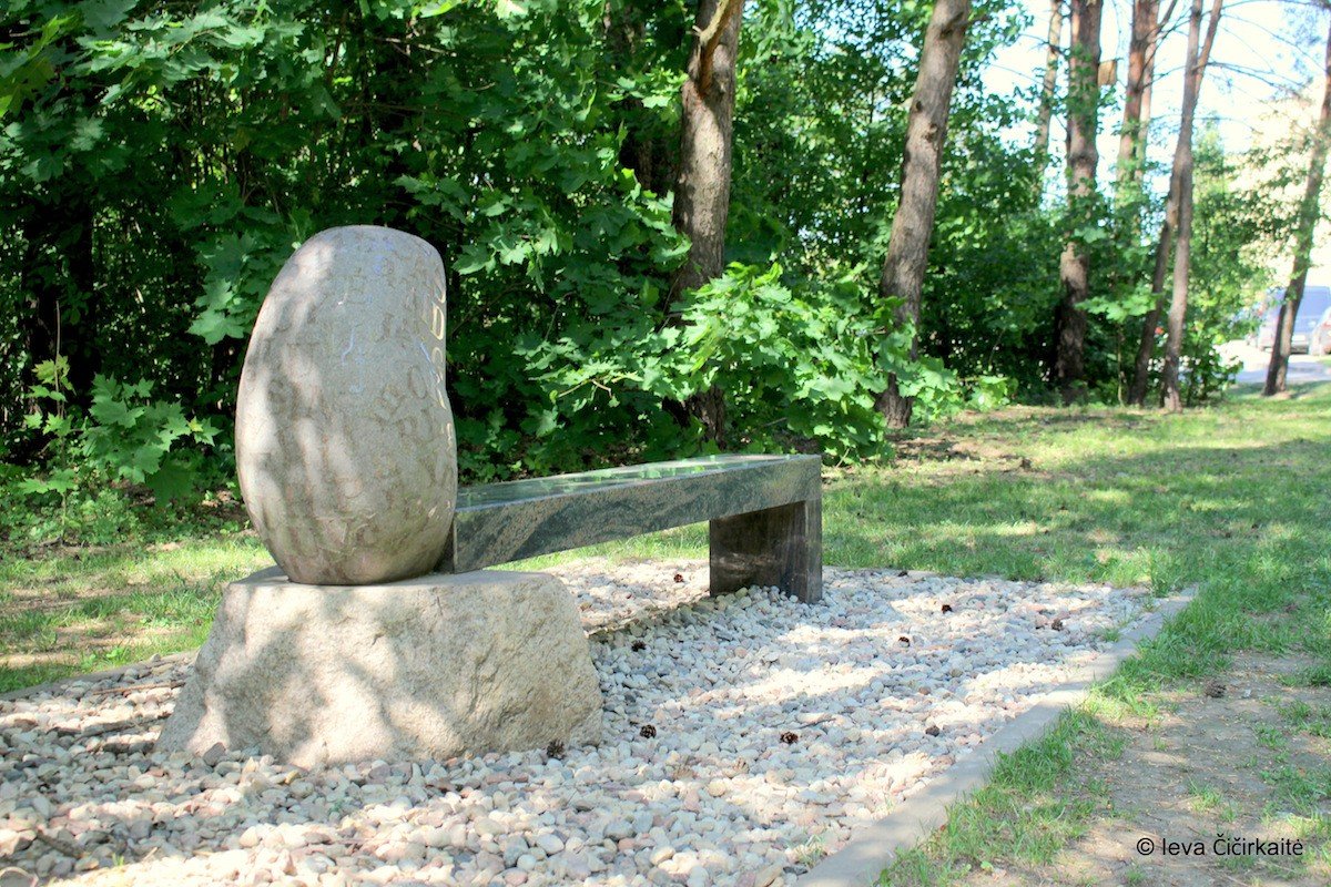 Antakalnis sculpture-bench park