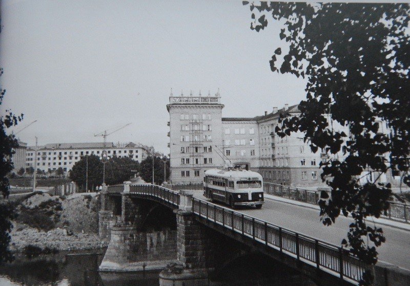 The trolleybus of the 1st route runs over the Žvēryna bridge in 1958. photo L. Morozov. Central State Archive of Lithuania