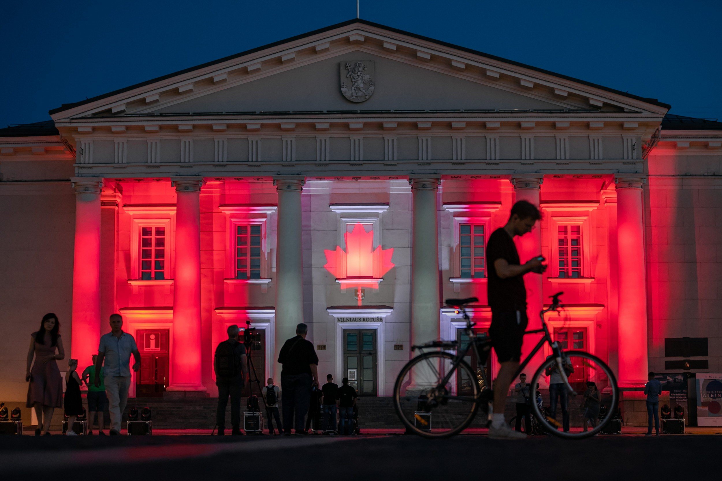 Vilnius congratulated Canada in a special way: the city hall was illuminated in the colors of the flag – MadeinVilnius.lt