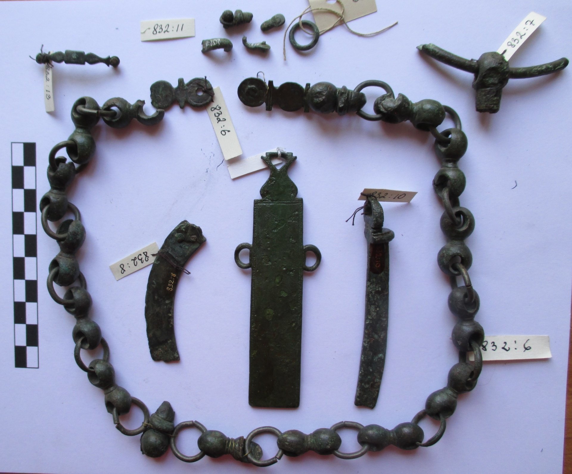 Brass bridle elements from the Nikėlai cemetery (Svėkšna vicinity). The finds are stored at the VDKM in Kaunas (photo by R. Banytė-Rowell).