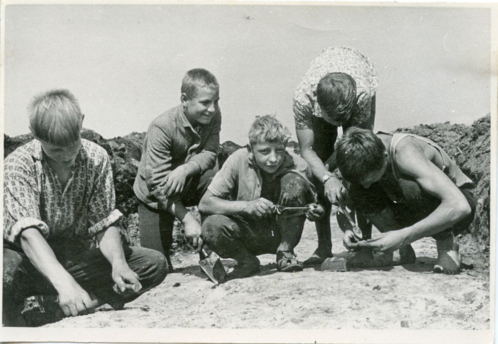 Friends participate in archaeological research in Šventoja, 1966. (photo: Rimutė Rimantienė, Kretinga Museum photo)