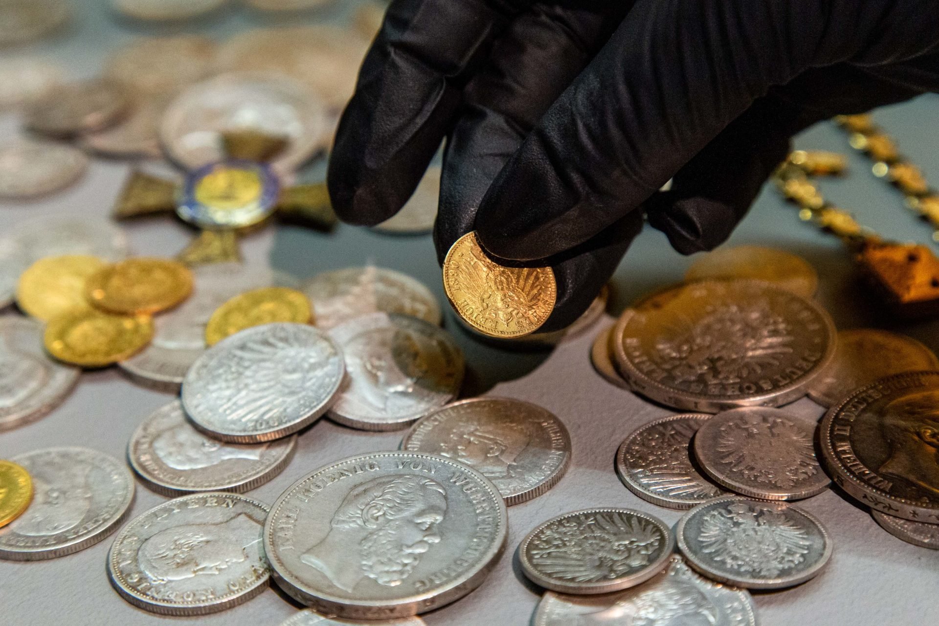 Aukšvilkii's treasure. It consists of - German silver and gold coins, an order, two gold wedding rings, a watch (Photo. Laima Penek, LNM photo)
