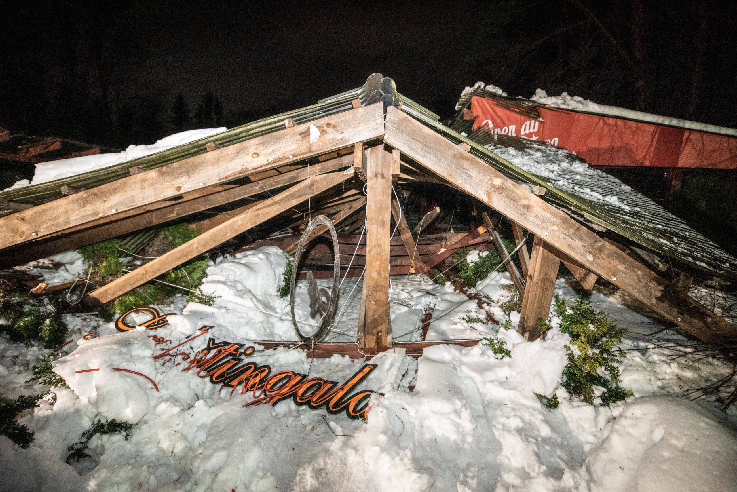 2021, Кафе «Лакштингала» Крыша не выдержала снега. в 02 году 21 февраля