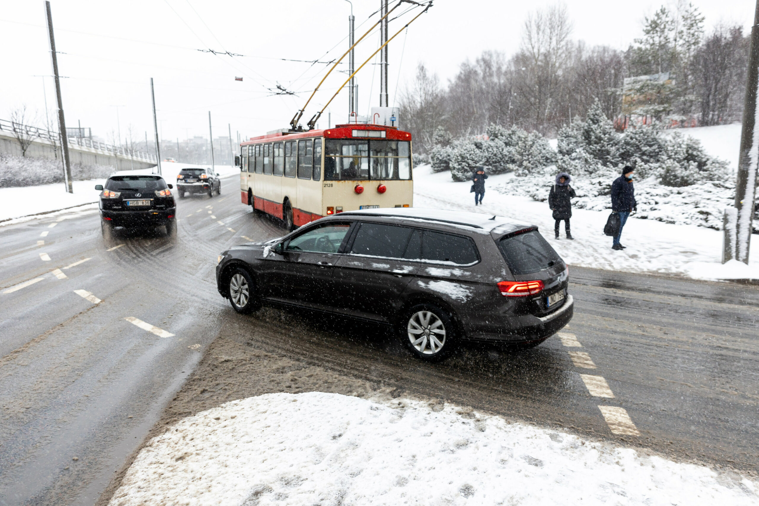 Traffic conditions in Vilnius worsened due to the falling snow. Vilnius, 2022 January 20 (Yygimantas Gedvila/BNS).