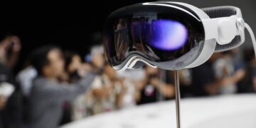 ELTA4000634 Kupertinas, birželio 6 d. (EPA-ELTA). „iPhone“ gamintojas „Apple“ pirmadienį pristatė savo pirmuosius mišriosios realybės akinius „Vision Pro“, taip mesdamas iššūkį „Facebook“ savininkei „Meta“ rinkoje, kuri kol kas privilioja tik vaizdo žaidimų mėgėjus ir technologijų entuziastus. LL 2023.06.06 11:06:42. EPA-ELTA (ELTA)