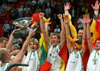 ELTA89862 Stockholm, 15 September. (EPA-ELTA). European Champions Cup - in the hands of Saulius Štombergs, captain of the Lithuanian men's basketball team. GN 2003.09.15 03:25:01. Gintaras Nenartavičius (ELTA)