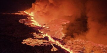 ELTA4378724 Reykjavik, 19 grudnia. (EPA–ELTA). Po tygodniach aktywności sejsmicznej, w poniedziałek późnym wieczorem na południowo-zachodnim półwyspie Reykjanes w Islandii wybuchł wulkan. LL 2023.12.19 06:31:12. EPA-ELTA (ELTA)