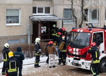 Жители сгоревшего жилого дома забирают свои личные вещи. Вильнюс, 2023 (Лукас Баландис/BNS).