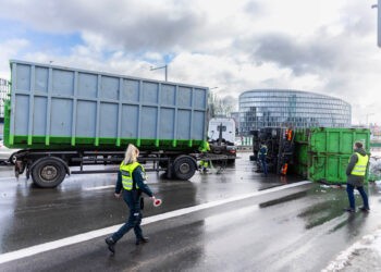 A garbage truck overturned on the busiest street in Vilnius. in 2024 February 05 (Irmantas Gelunas/BNS)