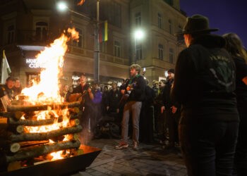 Bonfires were lit in Gediminas Avenue in commemoration of the Day of the Restoration of the State of Lithuania. Vilnius, 2024/02/16. (Paulius Peleckis/BNS)