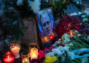 ELTA4507024 Вильнюс, 2024 г. 16 февраля (ЭЛТА). Акция в поддержку погибшего Алексея Навального в Вильнюсе. 2024.02.16 17:46:57. Орестас Гурявичюс (ELTA)