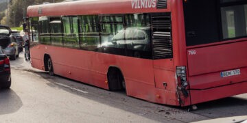 Se están formando multitudes en la calle Oslo, junto al centro comercial Depo. El autobús perdió la rueda trasera durante el accidente. Vilna, 2024/04/09 (Skirmantas Lisauskas/BNS)