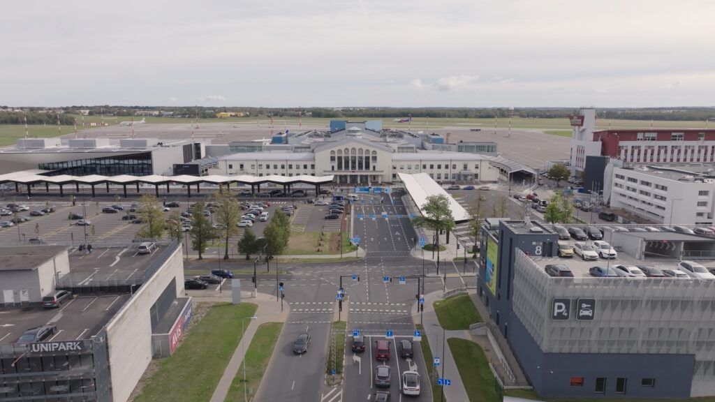 Pranešta apie sprogmenis Vilniaus oro uoste, užminuotą sostinės prekybos centrą