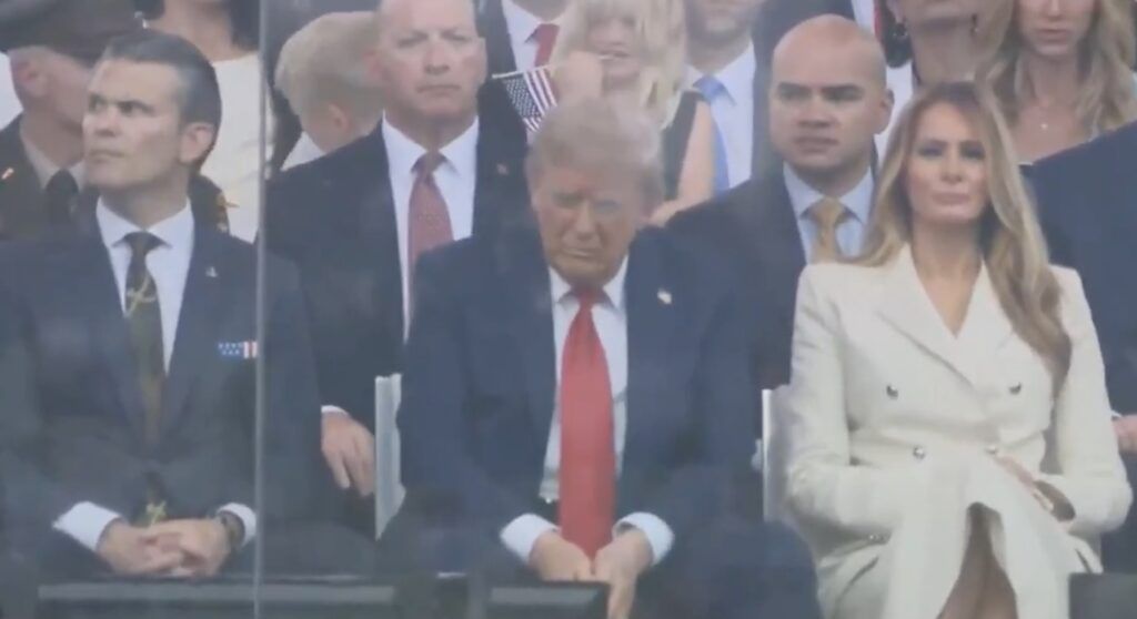 Donaldo Trumpo elgesys valstybinėje ceremonijoje sukėlė audrą: įrašas išplito kaip srautas